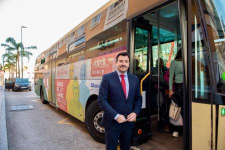 Rincón de la Victoria cuenta desde hoy con una nueva línea de autobús que refuerza la conexión entre La Cala del Moral y Málaga capital
