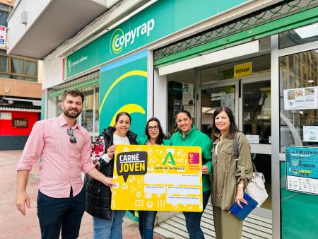 El Ayuntamiento de Rincón de la Victoria lanza una campaña para promover el Carné Joven y el consumo en el comercio local
