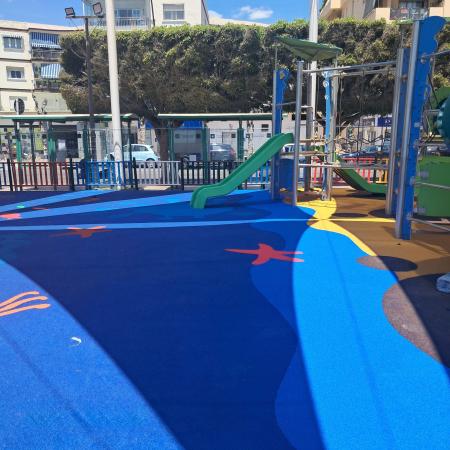 El Ayuntamiento acomete la completa renovación de la superficie del parque infantil del Paseo Marítimo de Rincón de la Victoria