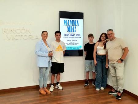 El alumnado del IES Ben Al Jatib lleva al escenario del Centro de Folclore de Benagalbón el musical Mamma Mia