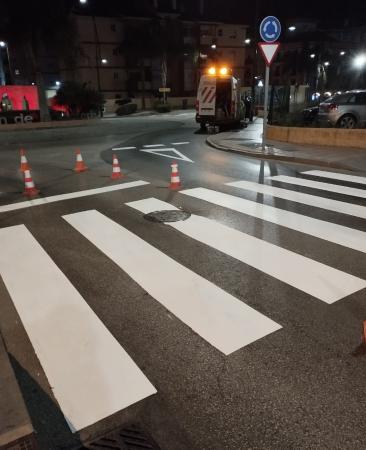 Iniciados los trabajos de repintado de señalización viaria en distintas localizaciones del municipio de Rincón de la Victoria