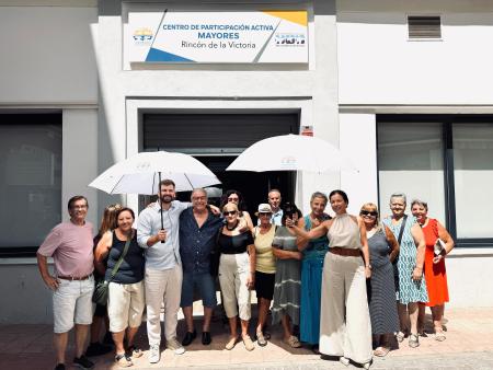 La Concejalía de Sanidad y Consumo de Rincón de la Victoria distribuye paraguas entre mayores para mitigar los efectos del calor extremo