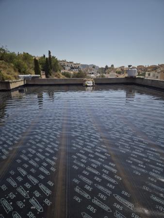 El Ayuntamiento de Rincón de la Victoria ejecuta las obras de mejora de la cubierta del gimnasio del CEIP Manuel Laza Palacio de una inversión de 19.208 euros