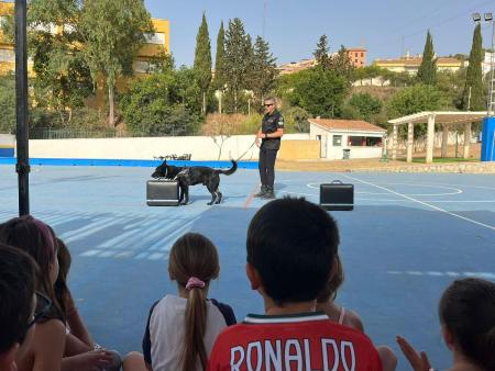 La Unidad Canina de la Policía Local de Rincón de la Victoria imparte jornadas educativas a 300 niños de los campamentos de verano