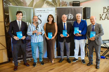 Rincón de la Victoria entrega el XXXII Premio de Poesía In Memoriam Salvador Rueda a Jaime Mesquida por su poemario `Vivir, pero no en mí´