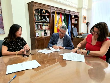 El Ayuntamiento de Rincón de la Victoria firma un convenio marco con la asociación Gesco Colonias Felinas para la gestión de capturas y alimentación de gatos comunitarios