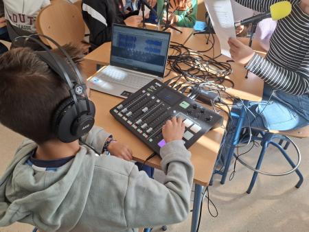 Alumnado de 6º de Primaria de Rincón de la Victoria participa en un taller de radio por la igualdad y los buenos tratos durante el mes de noviembre