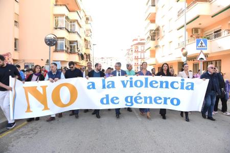 Rincón de la Victoria acoge una marcha multitudinaria contra la Violencia de Género con un emotivo recuerdo a María Victoria