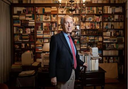 Luis Alberto de Cuenca, distinguido con el II Premio Antorcha de Honor a la Trayectoria Poética