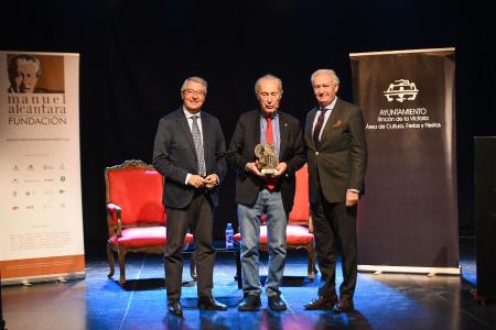 Luis Alberto de Cuenca recibe en Rincón de la Victoria el II Premio Antorcha de Honor a la Trayectoria Poética