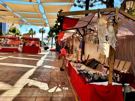 La Plaza Al Ándalus acoge desde hoy un Mercado de Navidad con una veintena de puestos de artesanía y productos navideños