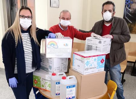 Donación de lotes de productos con guantes y gel desinfectante para el voluntariado