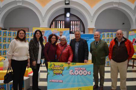 Ángeles León, ganadora de los 6.000 euros en regalos de la campaña `Cliente Oro´