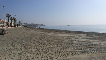 Medio Ambiente ultima los trabajos de adecuación de las playas de Rincón de la Victoria de cara al inicio de la Semana Santa