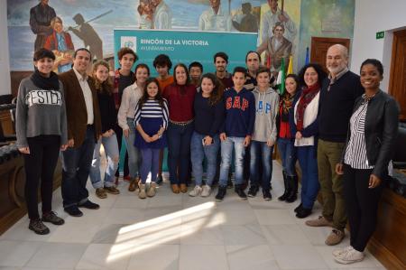 Alumnos del IES Bezmiliana de Rincón mantienen un encuentro con el gobierno local para definir sus propuestas en políticas de igualdad dentro del programa Ágora Infantil