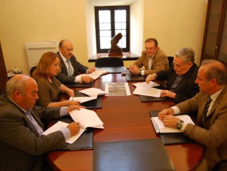 Rincón y el Obispado firman un convenio para la ampliación viaria del Camino Viejo de Vélez