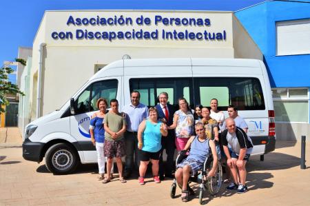 Diputación colabora con la entidad social Amirax con una furgoneta destinada para el transporte de usuarios de la Axarquía