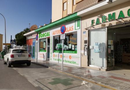 Infraestructuras dota de un mayor número de plazas de aparcamientos y renueva el acerado en Calle Limonero