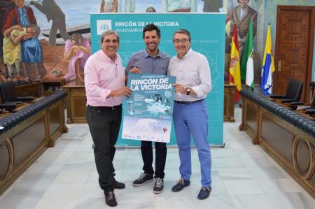 Más de 300 nadadores participan en la VI Travesía Brazadas Solidarias Acantilados Rincón de la Victoria a beneficio de la Fundación Vicente Ferrer
