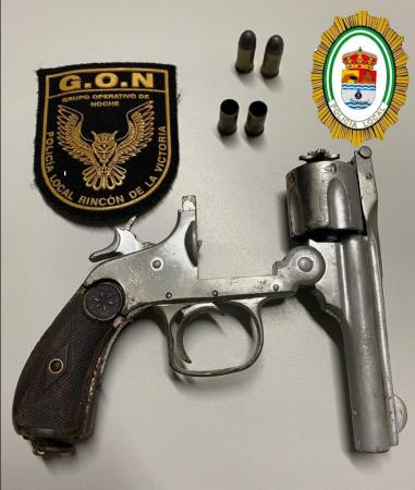 La Policía Local de Rincón de la Victoria detiene a un individuo por un presunto delito de tenencia ilícita de armas y desórdenes públicos