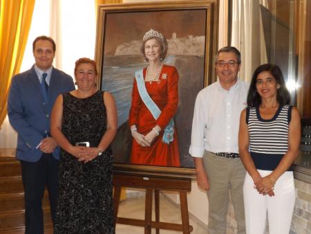 El artista Raúl Berzosa dona un óleo de la Reina Doña Sofía al Ayuntamiento de Rincón de la Victoria
