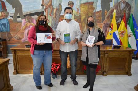 Bienestar Social entrega a la Asociación Mercader Málaga calendarios solidarios y libros en beneficio de los afectados de ictus