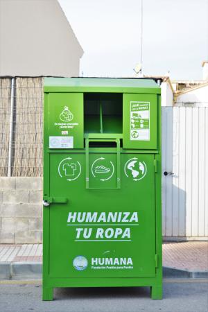Rincón de la Victoria recoge 38 toneladas de ropa usada durante el primer semestre a través de los contenedores de la ONG Humana