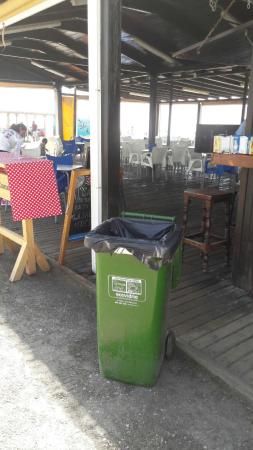 Medio Ambiente distribuye contenedores de recogida de residuos de pescado y vidrio en chiringuitos y restaurantes del Paseo Marítimo