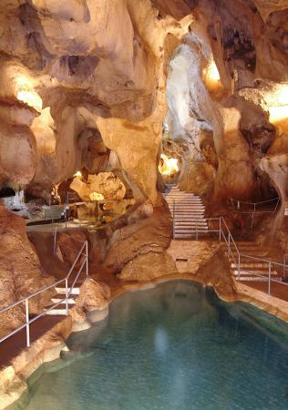 Rincón de la Victoria se promociona en Tívoli World con una amplia oferta turística encabezada por La Cueva del Tesoro