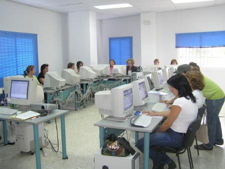 Delphos imparte dos nuevos cursos de formación para el empleo de Inglés Comercial y Auxiliar en Geriatría
