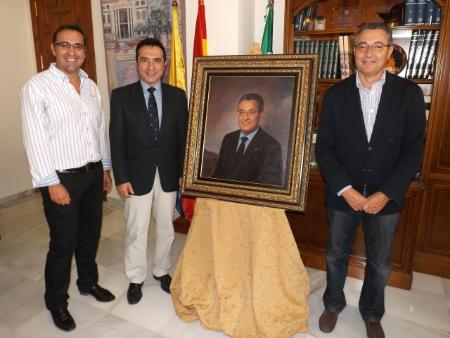 Antonio Montiel dona un retrato para inaugurar la galería pictórica de alcaldes de Rincón de la Victoria