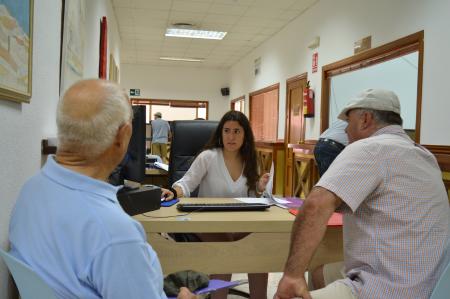 El servicio de elaboración de la Declaración de la Renta del Ayuntamiento de Rincón de la Victoria registra 335 declaraciones desde el inicio de la campaña
