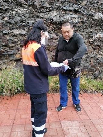 El Ayuntamiento de Rincón de la Victoria distribuye 2.400 mascarillas esta semana a las personas usuarias del transporte público