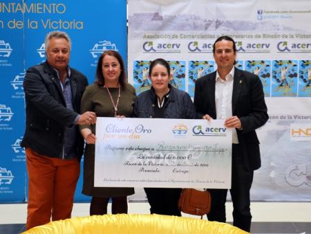 Rosario Guijarro, ganadora del cheque de 6.000 euros en compras de la campaña promocional `Cliente Oro´de Rincón