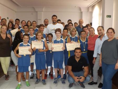 El capitán del Real Madrid, Felipe Reyes, felicita a los campeones de los equipos de baloncesto minibasket e infantil de Rincón de la Victoria