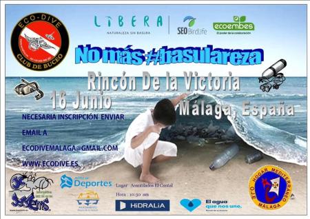 Rincón de la Victoria acoge una jornada nacional de limpieza de playas y fondos marinos con la participación de más medio centenar de voluntarios