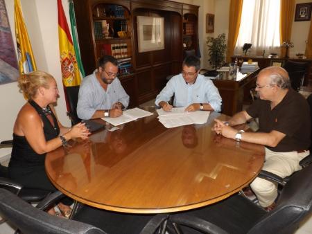 El Ayuntamiento firma el contrato del suministro y servicio de alumbrado público que ahorrará 148.183 euros anuales en consumo eléctrico