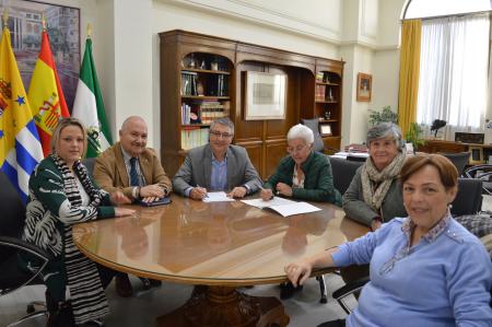 El Ayuntamiento de Rincón de la Victoria firma un nuevo convenio de colaboración con el Economato Social aumentando la subvención hasta los 180.000 euros