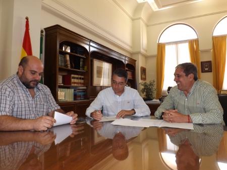 Rincón de la Victoria firma un convenio de colaboración con OSAH para la recogida de pilas