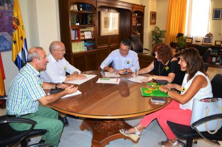 El Ayuntamiento de Rincón de la Victoria firma un contrato de servicio con Cudeca para la atención de pacientes terminales de cáncer
