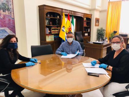 El Ayuntamiento de Rincón de la Victoria firma un convenio con la Asociación IncluDD para la atención a personas y familias en riesgo de exclusión social del municipio