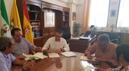 El Ayuntamiento de Rincón de la Victoria firma un convenio para ejecutar la conexión peatonal entre Huerta Julián y la Avenida del Mediterráneo
