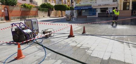 El Ayuntamiento de Rincón de la Victoria inicia los trabajos para la recuperación del pavimento de la céntrica Plaza de la Constitución