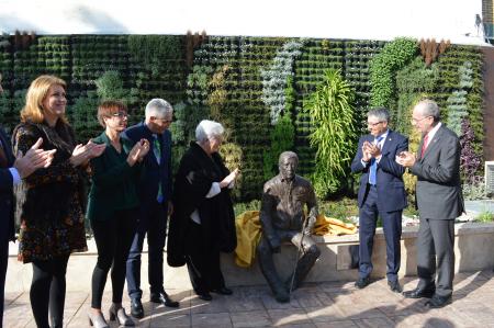 Salado: “Con esta escultura, el maestro Manuel Alcántara vive para siempre en Rincón de la Victoria”