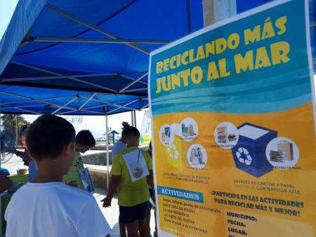 Rincón de la Victoria muestra su compromiso medioambiental con la conservación y el fomento del reciclaje de residuos en las playas del municipio