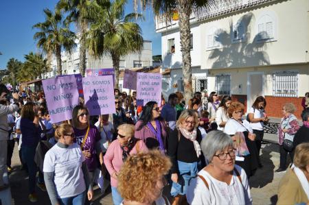 Rincón de la Victoria organiza una marcha pacífica con la comunidad educativa y agentes sociales por el Día Internacional contra la Violencia de Género