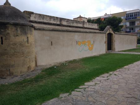 La Policía Local de Rincón de la Victoria denuncia al presunto autor de un nuevo caso de graffiti vandálico en La Casa Fuerte Bezmiliana