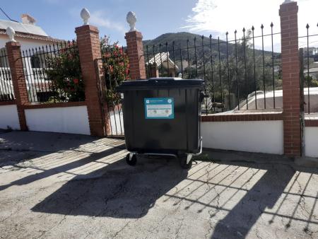 El Ayuntamiento de Rincón de la Victoria adquiere un centenar de nuevos contenedores de basura para su reposición en los diseminados del municipio