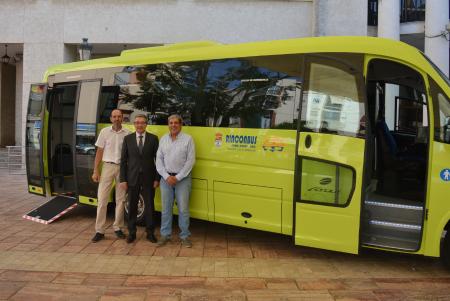 El Servicio de Transporte Público Urbano de Rincón de la Victoria moderniza su flota con la adquisición de un nuevo vehículo adaptado y más ecológico de una inversión de 110.000 euros