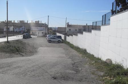 El Ayuntamiento de Rincón de la Victoria ejecuta las obras del nuevo acerado de acceso desde el cruce Camino Viejo de Vélez al CEIP La Marina